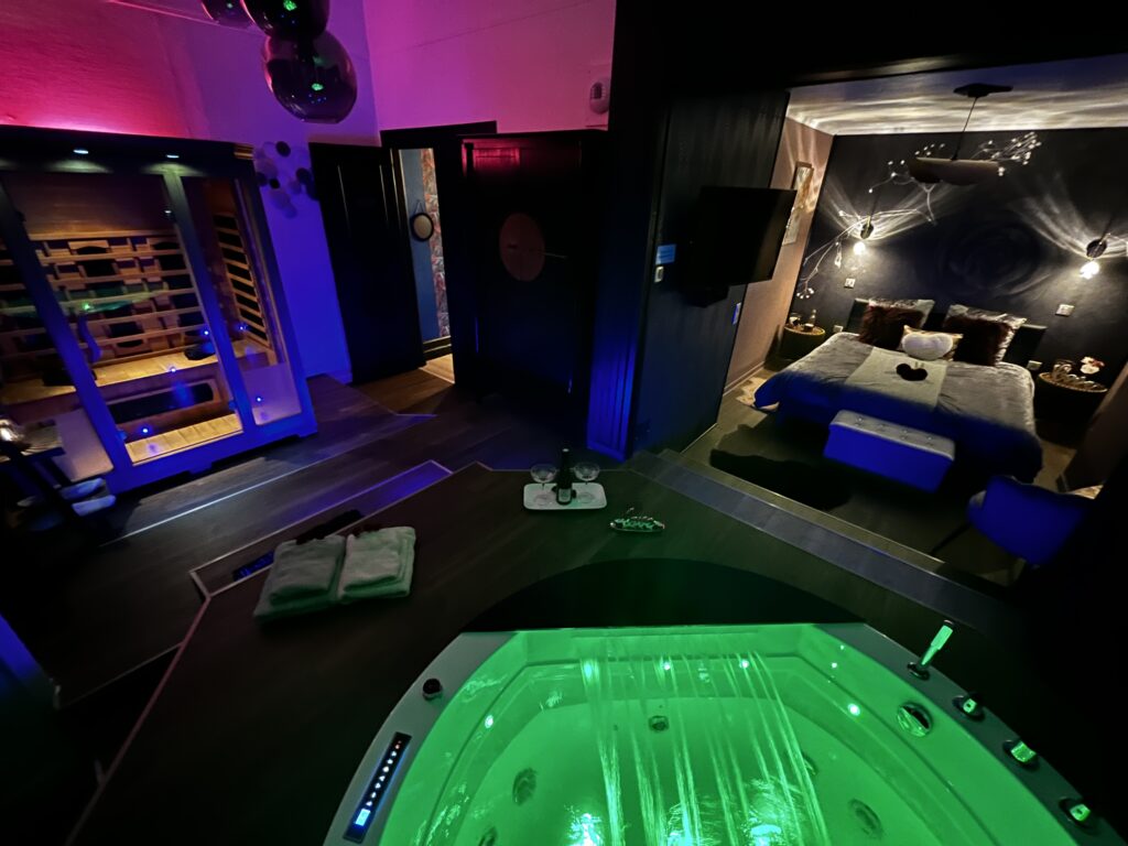 Chambre spa sauna de la suite KassiÔpée Kassiopée
